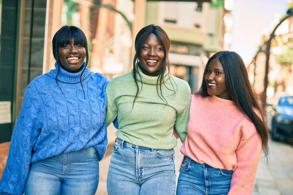 Három Afro Amerikai Barát Mosolyog Boldogan Ölelve Várost — Stock Fotó