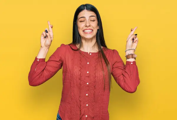Mladá Hispánka Neformálním Oblečení Ukazující Prstem Zkříženě Usmála Nadějí Zavřenýma — Stock fotografie