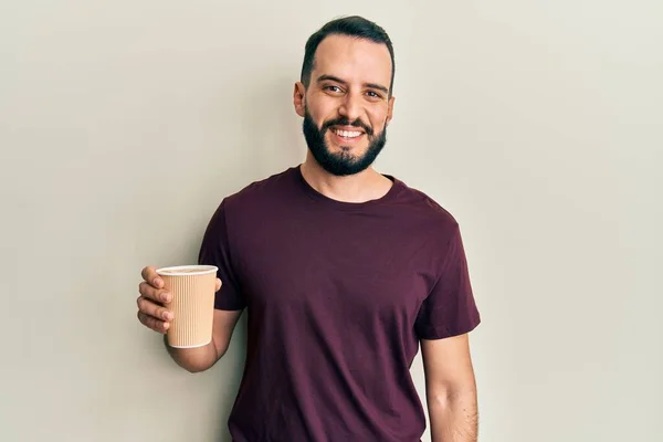 Giovane Con Barba Che Beve Una Tazza Caffè Asporto Dall — Foto Stock