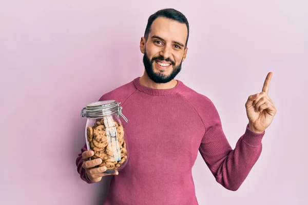 Giovane Con Barba Che Tiene Barattolo Biscotti Gocce Cioccolato Sorridente — Foto Stock