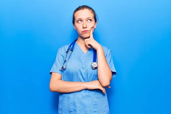 Giovane Donna Bionda Che Indossa Uniforme Medico Stetoscopio Faccia Seria — Foto Stock