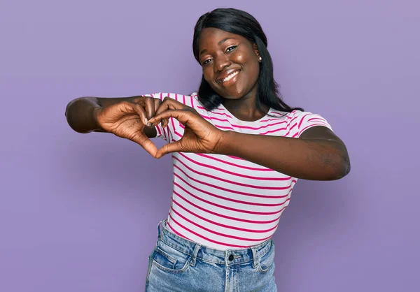 Jovem Mulher Africana Vestindo Casual Listrado Shirt Sorrindo Amor Fazendo — Fotografia de Stock