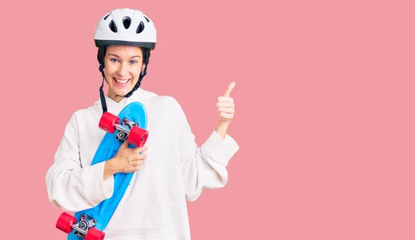Beautiful Brunette Young Woman Wearing Safety Helmet Skate Smiling Happy — Stock Photo, Image