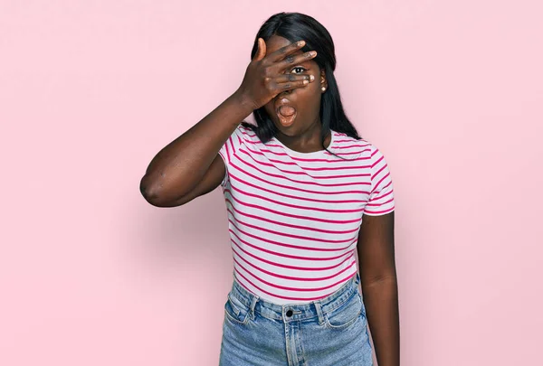 Afrikaanse Jonge Vrouw Dragen Casual Gestreepte Shirt Gluren Shock Bedekking — Stockfoto
