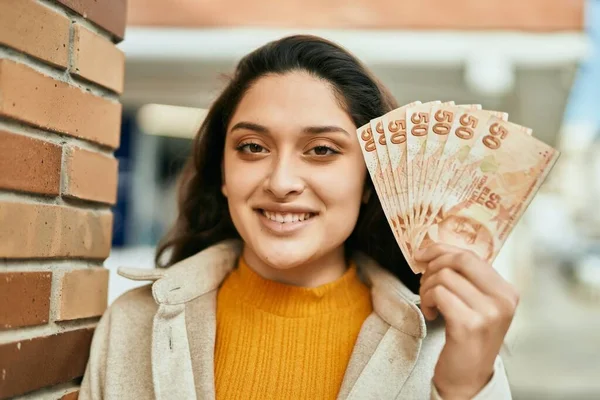 Молодая Женщина Ближнего Востока Улыбается Счастливо Держа Турецкие Банкноты Лиры — стоковое фото