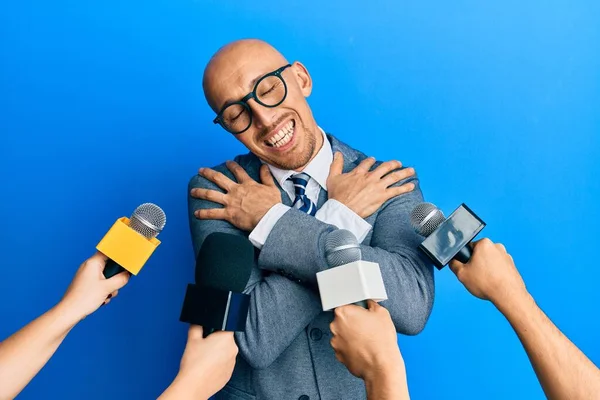 Homem Careca Com Barba Sendo Entrevistado Por Repórteres Segurando Microfones — Fotografia de Stock