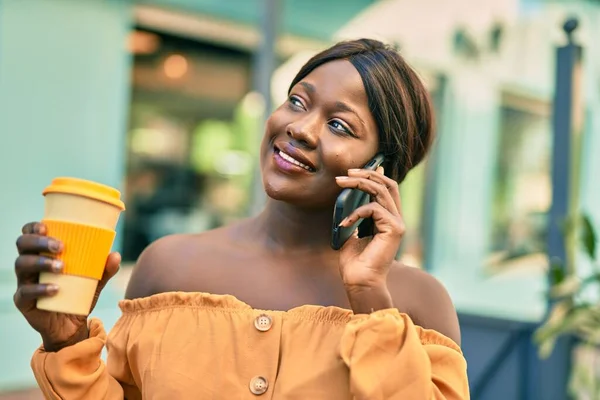 Mladá Africká Americká Žena Mluví Smartphone Pití Kávy Městě — Stock fotografie