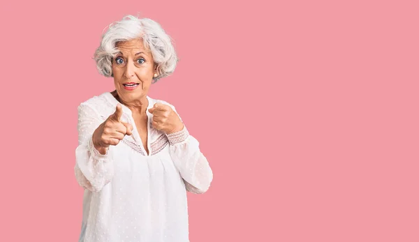 Starsza Siwowłosa Kobieta Luźnych Ciuchach Wskazująca Palcem Kamerę Szczęśliwą Zabawną — Zdjęcie stockowe