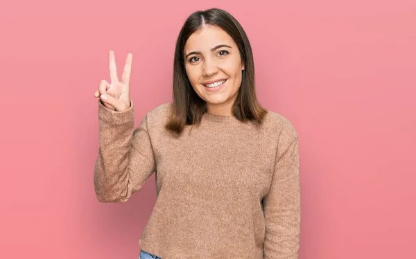 Jeune Belle Femme Portant Des Vêtements Décontractés Souriant Regardant Caméra — Photo