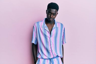 Gündelik kıyafetler giyen, kuşkucu ve gergin, sorun yüzünden surat asan genç Afro-Amerikan. negatif kişi. 