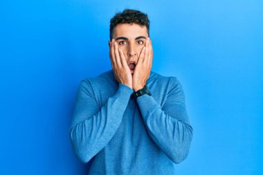 Sıradan bir kazak giyen İspanyol genç adam korkmuş ve şok olmuş, şaşırmış ve şaşırmış bir yüz ifadesi takınmıştı. 