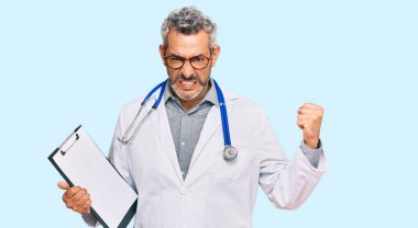 Orta yaşlı, gri saçlı, doktor steteskobu takan, elinde bir pano tutan sinirli ve sinirli bir adam. Öfkeyle bağırıyor, öfkeyle bağırıyor ve el kaldırıyor. 