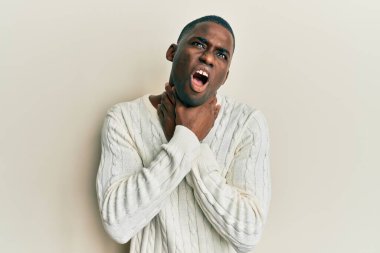 Sıradan kıyafetler giyen genç Afro-Amerikalı adam boğularak can çekişiyor çünkü boğularak can çekişiyor. Sağlık problemi. Boğulma ve intihar konsepti. 