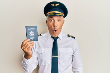 Yakışıklı, olgun bir pilot, pasaportunu tutuyor. Korkmuş ve ağzı açık kalmış, şaşırmış, inançsız bir yüz. 