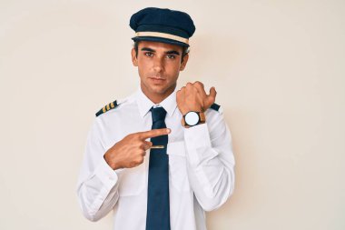 İspanyol asıllı genç adam uçak pilotu üniforması giyiyor. Aceleyle saati, sabırsızlığı ve rahat bir ifadeyle kameraya bakıyor. 