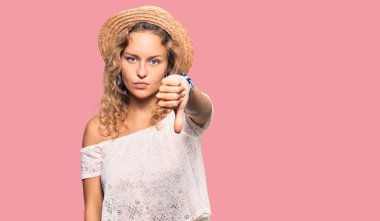 Yazlık şapkalı güzel beyaz kadın mutsuz görünüyor ve reddediliyor ve olumsuz bir hareket yapıyor. kötü ifade. 