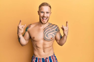 Mayo giymiş, deli gibi bağıran beyaz bir adam elleri havada rock sembolü yapıyor. Müzik yıldızı. ağır kavram. 