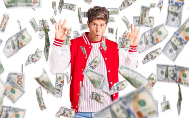 Beyzbol forması giyen yakışıklı adam şaşırmış ve şok olmuş görünüyor. çılgın ifade