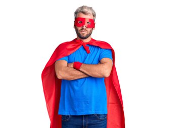 Sarışın, süper kahraman kıyafeti giyen, kuşkucu ve gergin, yüzünde çapraz kollu tasvip etmeyen bir ifade. negatif kişi. 