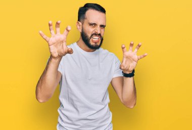 Sakallı, sıradan beyaz tişörtlü, komik bir şekilde gülümseyen, kedi gibi pençeli, agresif ve seksi bir ifade takınan genç adam. 