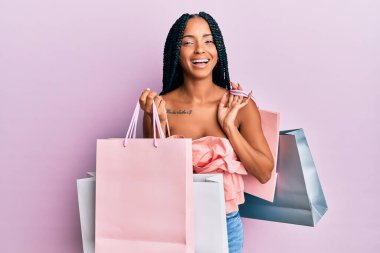 Güzel İspanyol kadın alışveriş torbalarını tutuyor ve kahkahalarla gülüyor çünkü komik, çılgın bir şaka.. 