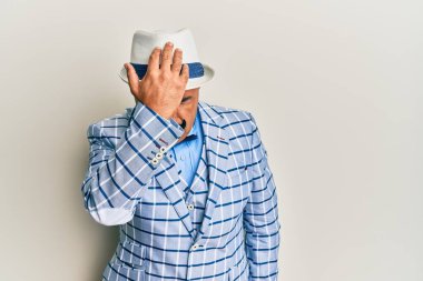 Bıyıklı, klasik ve şık moda tarzlı olgun bir Orta Doğulu. Hatayla el ele tutuşup şaşırmış. Hatayı hatırla. Unuttum, kötü hafıza kavramı. 