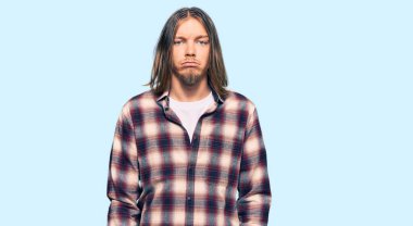 Uzun saçlı, hippi gömleği giyen yakışıklı beyaz adam depresyonda ve sıkıntıdan korkuyor, kızgın ve korkmuş. hüzünlü ifade. 