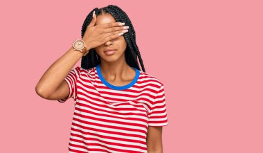 Güzel İspanyol kadın gündelik giysiler giyip gözlerini eliyle kapatıyor, ciddi ve üzgün görünüyor. Görme, saklama ve reddetme konsepti 