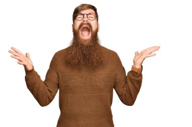 Genç İrlandalı kızıl elbiseli ve gözlüklü adam başarının çılgınlığını kutluyor kollarını kaldırmış, gözlerini kapatmış heyecanlı çığlıklar atıyor. Kazanan konsept 