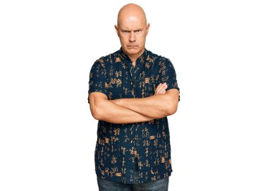 Orta yaşlı, kel, sıradan kıyafetler giyen, kuşkucu ve gergin, yüzünde çapraz kollu tasvip etmeyen bir ifade. negatif kişi. 