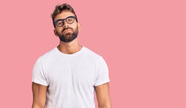 Gündelik kıyafetler ve gözlük takan genç İspanyol adam uykulu ve yorgun görünüyor, yorgunluktan yorgun ve akşamdan kalma, sabahları tembel gözler.. 