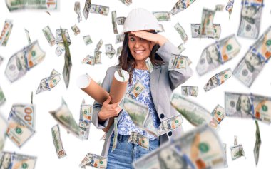 Genç, güzel, esmer, mimar şapkalı bir kadın. Elinde planlar var. Kafası karışık, şaşırmış ve sinirli bir yüz.