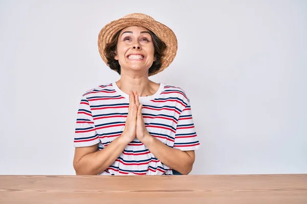 Joven Mujer Hispana Vestida Con Ropa Casual Sombrero Sentada Sobre — Foto de Stock