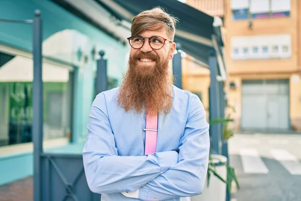 Jovem Empresário Ruivo Com Braços Cruzados Sorrindo Feliz Para Cidade — Fotografia de Stock