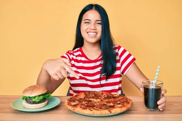 Fiatal Gyönyörű Ázsiai Lány Eszik Gyorsétterem Pizza Hamburger Mosolyogva Boldog — Stock Fotó
