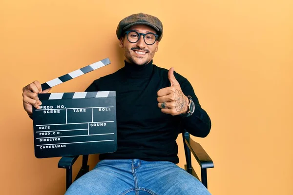 Hezký Muž Tetováním Drží Video Film Clapboard Sedí Židli Režiséra — Stock fotografie