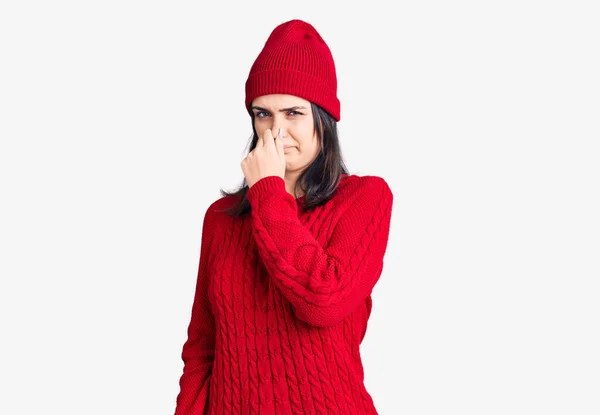 스웨터 모자를 아름다운 소녀는 손가락을 수없는 악취가 역겨운 냄새를 맡았다 — 스톡 사진