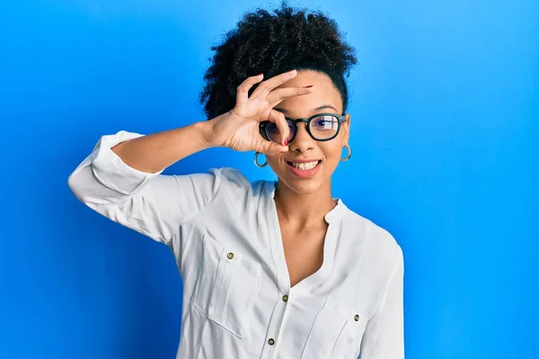 Jong Afrikaans Amerikaans Meisje Dragen Casual Kleding Bril Glimlachen Gelukkig — Stockfoto