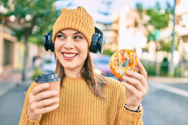 Junge Blonde Frau Benutzt Kopfhörer Und Frühstückt Der Stadt — Stockfoto