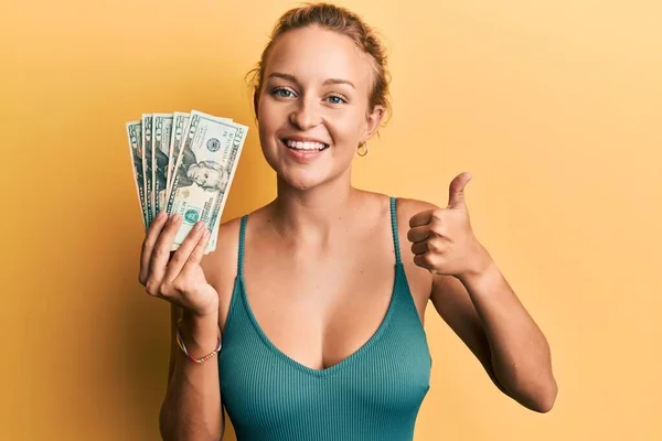 Vacker Kaukasisk Kvinna Som Håller Dollar Ler Glad Och Positiv — Stockfoto