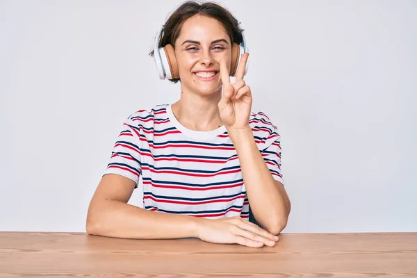 Jonge Latijns Amerikaanse Vrouw Met Een Koptelefoon Tafel Lachend Met — Stockfoto