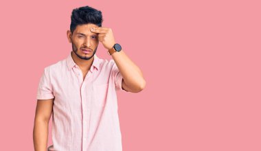 Yakışıklı Latin Amerikalı sıradan bir yaz gömleği giyen genç adam alnındaki sivilceden mutsuz olduğunu gösteriyor, siyah noktalı çirkin bir enfeksiyon. sivilce ve deri problemi 