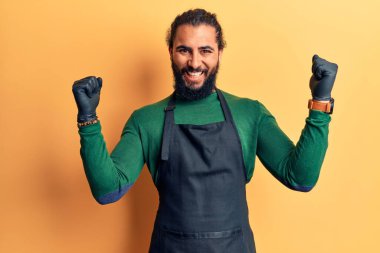 Berber önlük giymiş genç bir Arap gururla bağırıyor zaferi ve başarıyı kutluyor. 