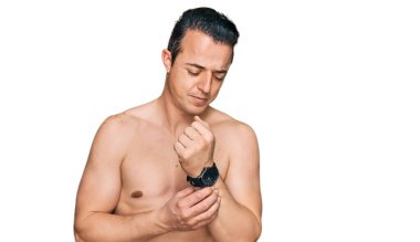 Mayo giyen yakışıklı genç adam. Ellerinde ve parmaklarında ağrı var. Eklem iltihabı. 