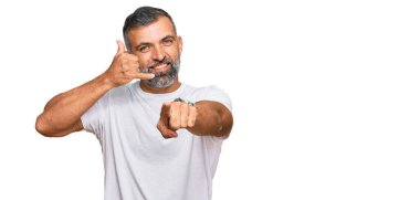 Orta yaşlı, beyaz tişört giyen, gülümseyen, telefonda konuşan ve seni işaret eden yakışıklı bir adam. Ara beni.. 