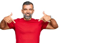 Orta yaşlı, sıradan kıyafetler giyen, kendine güveni olan, kendini gururlu ve mutlu gösteren yakışıklı bir adam.. 