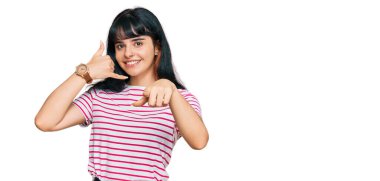 Gündelik kıyafetler giyen, gülümseyen, telefonda konuşan ve seni işaret eden genç İspanyol kız. Ara beni.. 