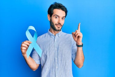 Mavi kurdele tutan genç İspanyol adam bir fikre ya da soru işaretine şaşırdı. 