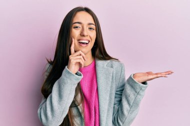 Genç İspanyol kız avuçlarını açmış, elinde bir şeyle gülüyor ve kahkahalarla gülüyor çünkü komik, çılgınca bir şaka.. 