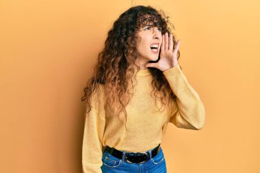 Latin asıllı genç bir kız günlük kıyafetler giyip el ele tutuşarak bağırıyor ve çığlık atıyordu. iletişim konsepti. 